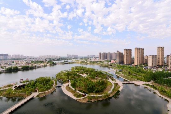 （菏澤市趙王河公園。圖片來源：菏澤市攝影家協(xié)會《春天的趙王河》）